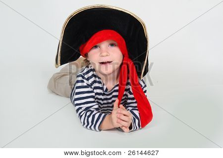 흰색 위에 해 적 처럼 옷을 입고 귀여운 아이
