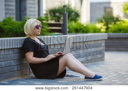 Woman Realtor Plus Size Buying, Sells, Choosing An Apartment In Internet, Walking Outdoors. Freelanc