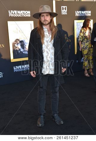 LOS ANGELES - SEP 24:  Lukas Nelson arrives for the 