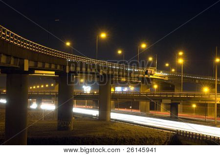 在夜间机动车路交界处的高架桥工程