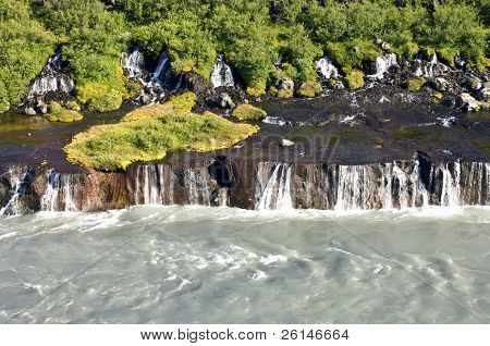 아름 다운 Hraunfossar 폭포, 아이슬란드, 폭포 물 공급 천연 온천