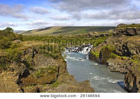 아이슬란드에서 화려한 Hraunfossar 폭포