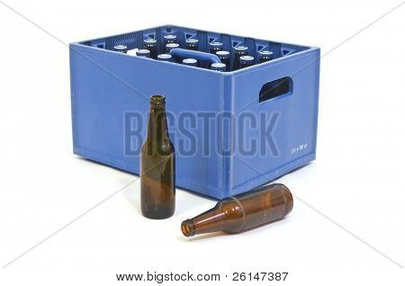 두 개의 빈 병 앞에 파란 맥주 상자