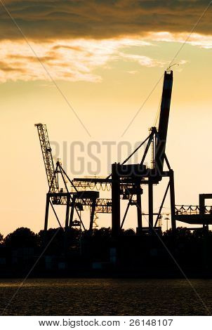 Silhouettes สองพระกร ยก ปล่อยท่าเครนกับดวงอาทิตย์ตั้ง