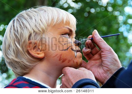 Tvář mladého dítěte vypadat jako divoký Lev provedenými make-up artist