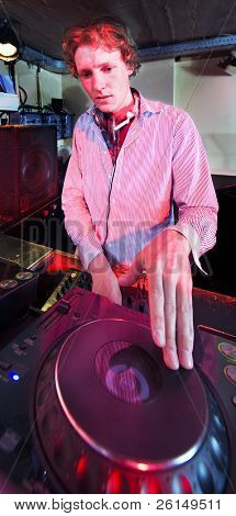 Il DJ al lavoro in una discoteca,