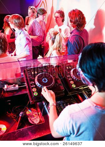 Festa in un locale notturno visto dalla cabina DJ