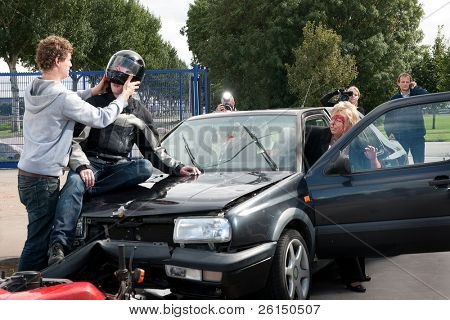 Varie cose succede solo dopo un incidente tra una moto e un'auto.