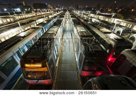 einsame Zug Depot mit einer Skyline der Stadt bei Nacht