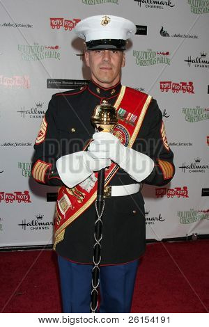 LOS ANGELES - 27 listopada: sierżant Devon Van przybywa w Hollywood 2011 Boże Narodzenie parady w 