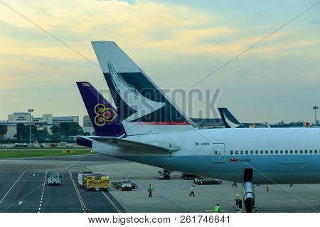 Changi, Singapore-june 07, 2017 :aircraft In Connecting Bridge To The Gate And  Preparing A Passenge