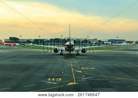 Changi, Singapore-june 07, 2017 :aircraft In Connecting Bridge To The Gate And  Preparing A Passenge
