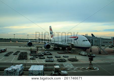 Changi, Singapore-june 07, 2017 :aircraft In Connecting Bridge To The Gate And  Preparing A Passenge