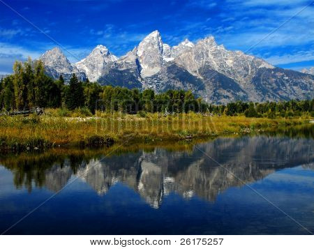 Деталь Гранд Тетон гор с голубое небо с relfection в реке
