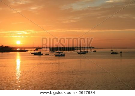 Mattina presto a vela