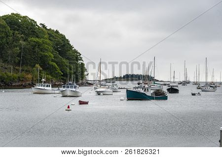 Rockport, Maine, Usa - September 19, 2018: Mix Of Lobster Boats And Pleasure Boats Anchored Off Rock