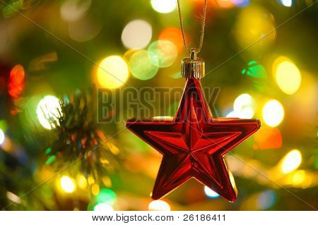Fondo de interior decorado árbol de abeto de Navidad con luces de colores