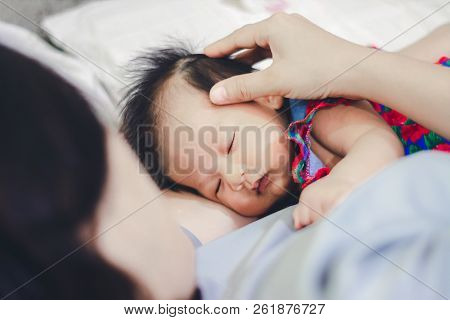 Baby Girl Sleep With Aunty At Home