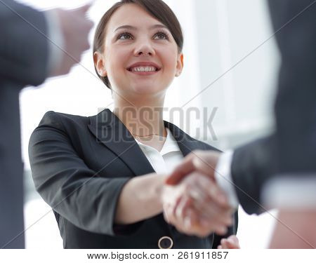 Businesswoman shaking hands with a businssman during a meeting