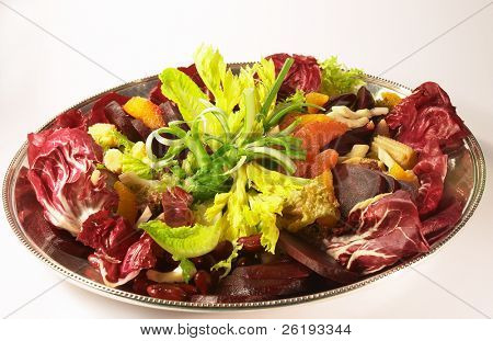 Un insalata di barbabietola con fagioli rossi, lollo rosso, lattuga verde, mais ecc.