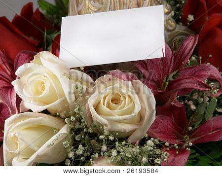 Un accordo di fiori con un tag di regalo.