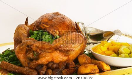 Arrosto di Turchia, vista frontale, con passamaneria su un vassoio d'argento e dorato.