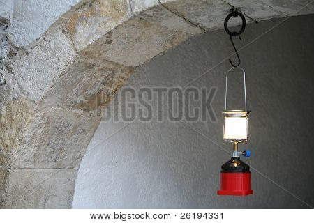 En gaslampe hængende i sten buen af en traditionelle kretensiske hus.