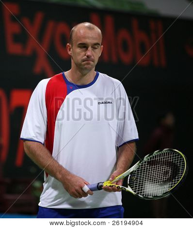 Ivan Ljubicic a Katar Open 2007 folyamán illesztésére Denis Gremelmayr Dohában, január 2-án