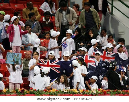 Alicia Molik fans bølge det australske flag under hendes kamp mod Justine Henin i Qatar Tot