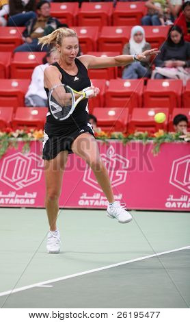 Australske tennisstjerne Alicia Molik i aktion mod Justine Henin, på i Qatar Total Open, Doha, 