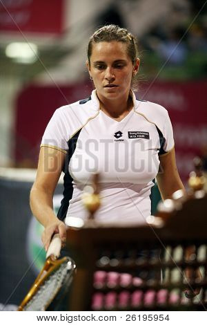 Roberta Vinci in ihrem Stuhl auf Platz bei den Qatar Open, in Doha, 2006.