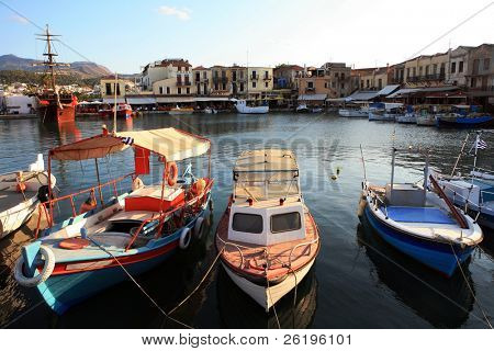 Início da noite no porto veneziano, Rethymnon, Creta.