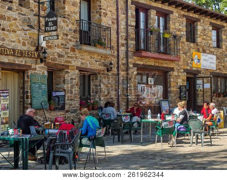 Camino Pilgrims Have A Rest, Some Drinks And Food At The La Senda Hostel - Rabanal Del Camino, Casti