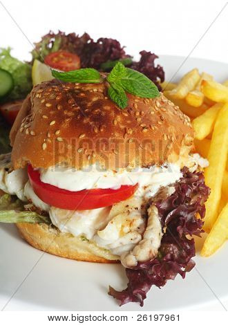 Un hamburger di pesce - filetto di pesce fritto in un panino con lollo rosso lattuga, pomodoro e un cremoso aglio