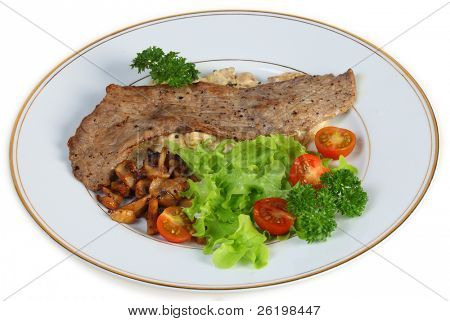 Un pasto di una Scaloppina di vitello su letto di funghi in salsa di panna e aglio, servita con lattuga, ch