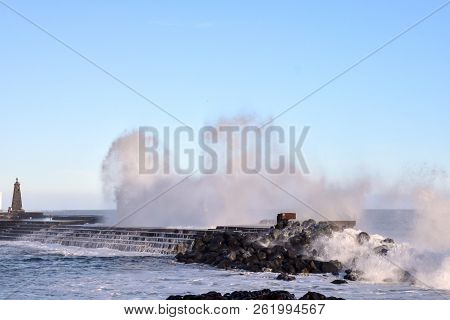 Photo Picture Of A Big Wave In The Ocean