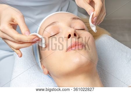 Close-up Beautician Doctor Hand Making Anti-age Procedure, Mask And Peeling For Young Attractive Fem