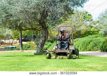 Man Wear Safety Masks As A Precaution After Outbreak The Coronavirus During Mows The Grass With Lawn