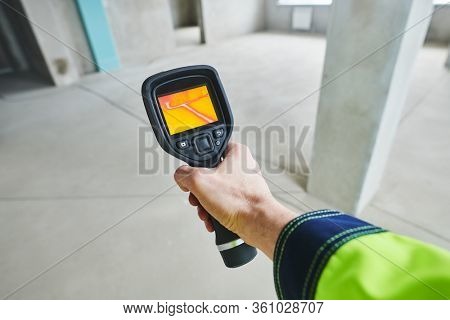 thermal imaging camera inspection for temperature check and finding heating pipes