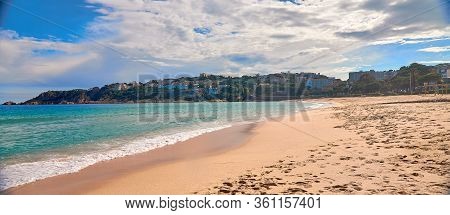 Fully Equipped Modern Spanish City Beach Sagaro , Girona, Spain