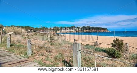Fully Equipped Modern Spanish City Beach Sagaro , Girona, Spain