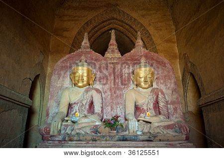 Buddha-Statuen im Dhammayangyi Tempel, Bagan, myanmar