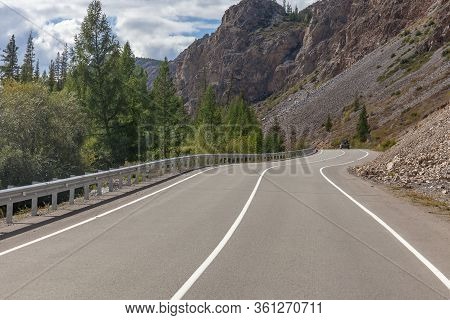 Summer In Altai Russia, Road To Altai Mountains, Beautiful Summer View Of Altai Mountains.