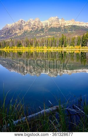 Yellowhead Lake, Jasper Alberta Kanada , Yellowhead Mountain, Lucerne Peak