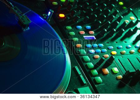 Gramofon DJ w nocnym klubie