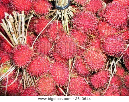 Rambutan rojo en manojos