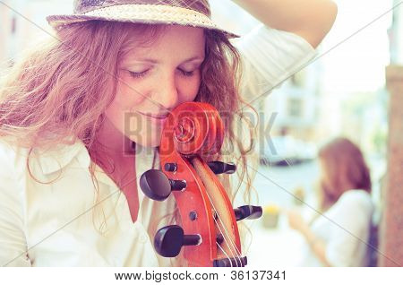 Portræt af gademusikant kvinde med Cello