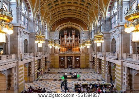 Glasgow, United Kingdom - August 21, 2014: View Of The Main Hall Of Kelvingrove Art Gallery And Muse
