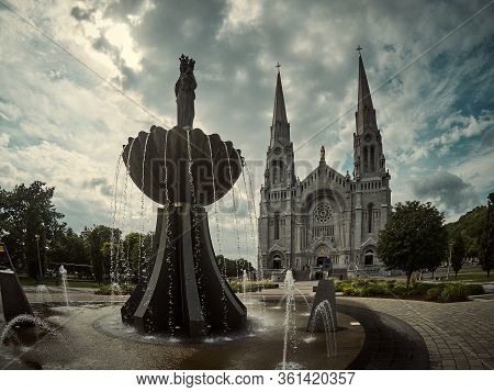 This Structure Is Located Near A Grand Church. This Site Is Tourist And Makes The Reputation Of The 