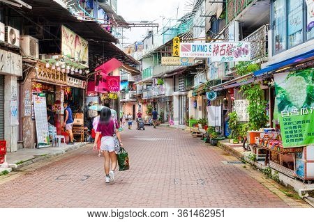 Hong Kong, Hong Kong Sar - July 14, 2017: Residents And Visitors Stroll Along The Main Street In Old